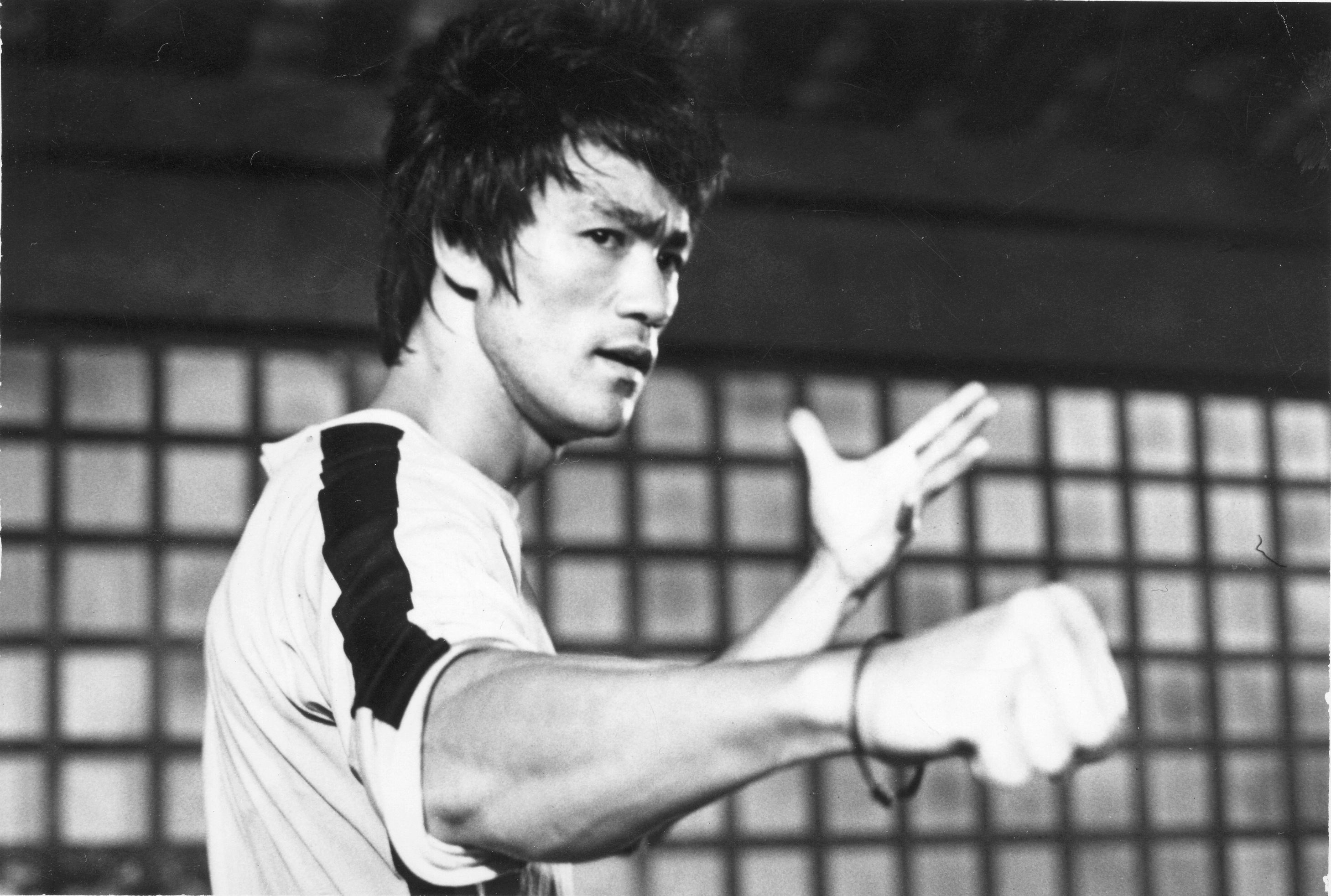 bruce-lee-plays-ping-pong-with-nunchucks-sportsbreak