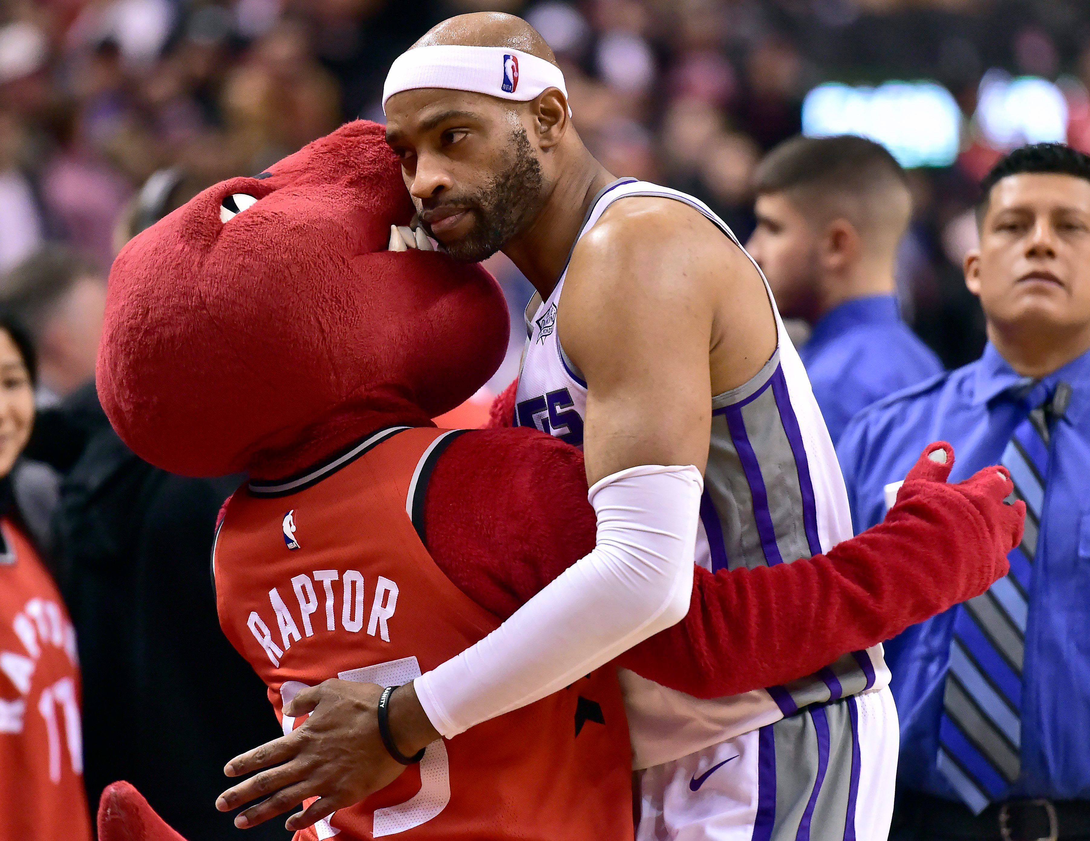 VIDEO: Vince Carter Gets Standing Ovation From Toronto Fans For